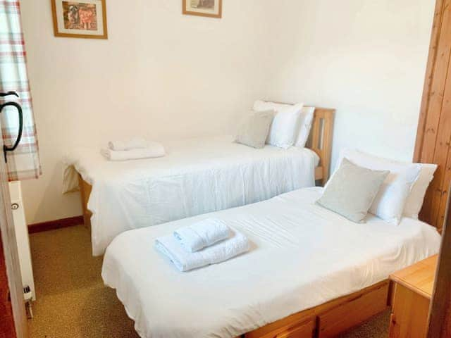 Twin bedroom | Old Barn Cottage - Hallagenna Cottages, St Breward, near Bodmin