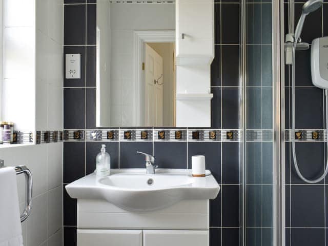 Shower room | Quayside Cottage - The Quays, Waldringfield