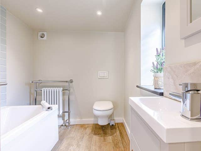 Bathroom | The Old Dairy - Quarry Hill Farm, Shipton-Under-Wychwood