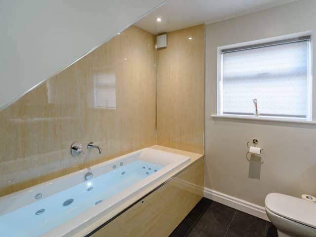 Bathroom | Hunroe Brow - Beach House & Bay View Cottages, Reighton Gap, near Filey