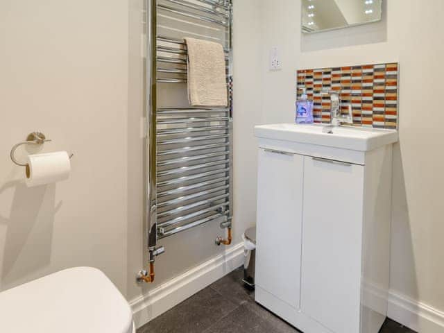 En-suite | Hunroe Brow - Beach House & Bay View Cottages, Reighton Gap, near Filey