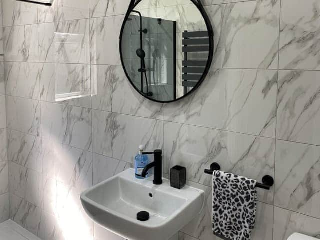 Shower room | Tregarthen Cottage, Goldsithney, near Marazion