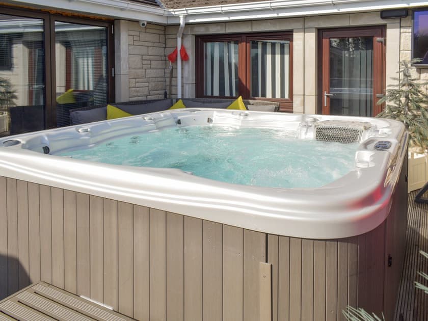 Hot tub | Tropical Dreams - Strathaven Luxury Apartments, Strathaven 