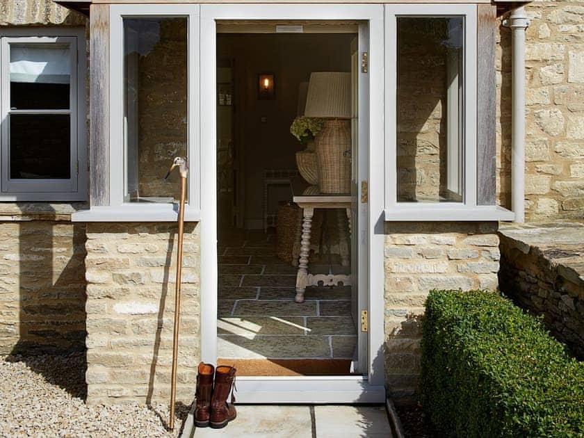 Characterful entrance |  Yew Tree Cottage - Grey&rsquo;s Court, Southrop, near Lechlade