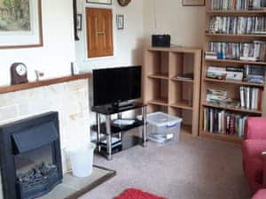 Beautifully presented living/dining room | Sunshine Cottage, Fairford, near Cirencester