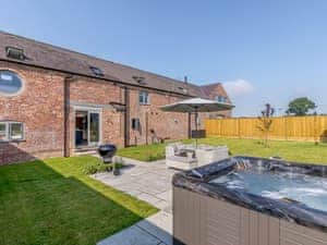 Hot tub | The Hayloft - Yocking Gate Holiday Accomodation, Whitchurch