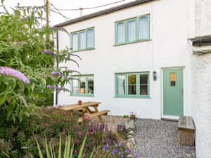 Seating area to the front of the holiday home | Little Roost, Mathry