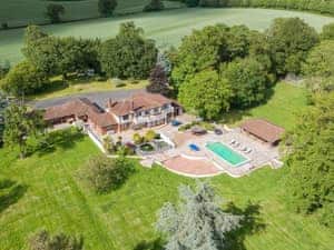 Exterior | The Villa Mansion, Potters Barr