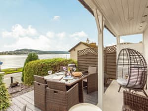 Sitting-out-area | Fishermans Cottage, Kessock