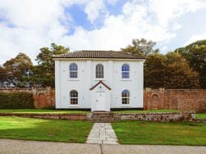Lovely detached holiday home | Estate Cottage, Worstead, near North Walsham
