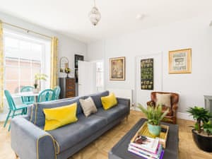 Living room/dining room | Apartment 12 - The Judges Lodgings, Gloucester