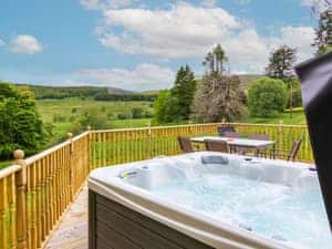 Hot tub | Dalnaglar Cottage - Dalnaglar Castle and Cottages, Glenshee, Cairngorms