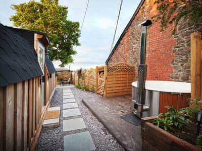 Encolsed holiday home and garden with hot tub | Mary’s Croft - The Beeches - The Beeches, Pulverbatch, near Shrewsbury