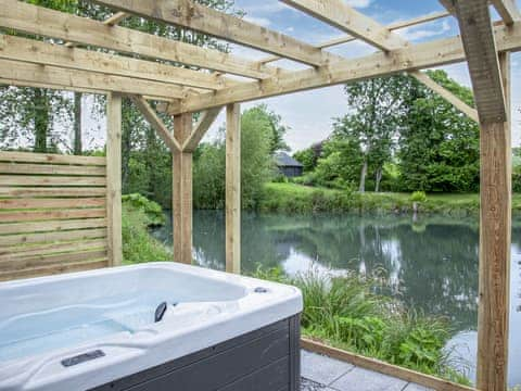 Hot tub | Moor Hen Shepherd Hut - Ponsford Ponds, Knowle, near Cullompton