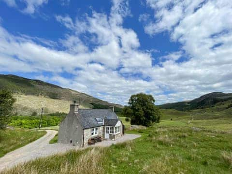 Setting | Glacour Studio - Strathconon Cottages, Strathconon, Muir of Ord