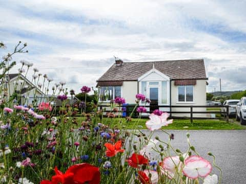 Exterior | Sunny Bank - Hunmanby Gap Cottages, Hunmanby Gap, near Filey