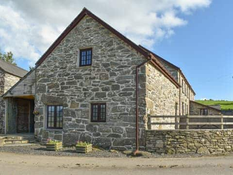 Exterior | Stabal Rhoswen, Cwm Cyfnal