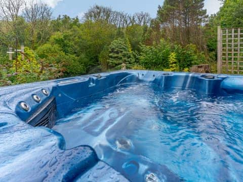 Hot tub | Ivy Cottage - Wellstone Cottages, Llanfyrnach