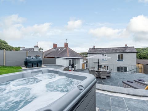 Hot tub | Islwyn, Aberaeron