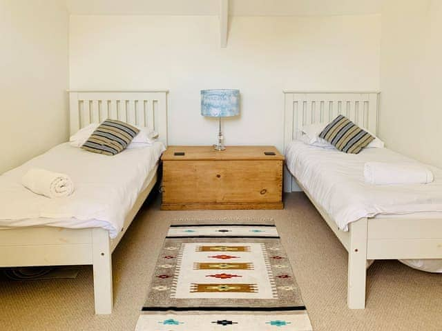 Twin bedroom | Hillside, Port Isaac