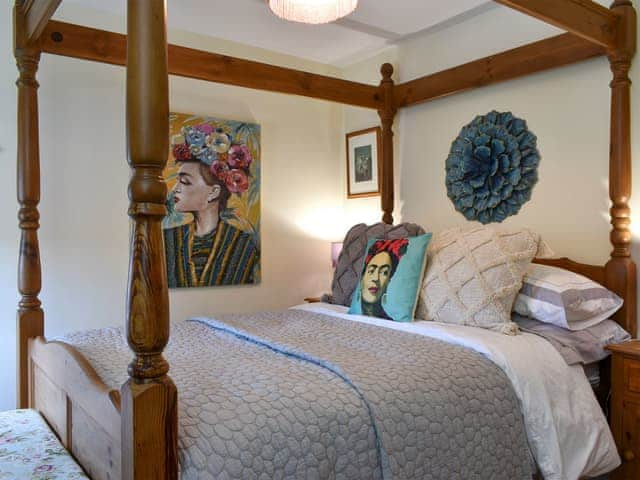 Four Poster bedroom | Meadow View Cottage - The Artists Cottages, Pickering