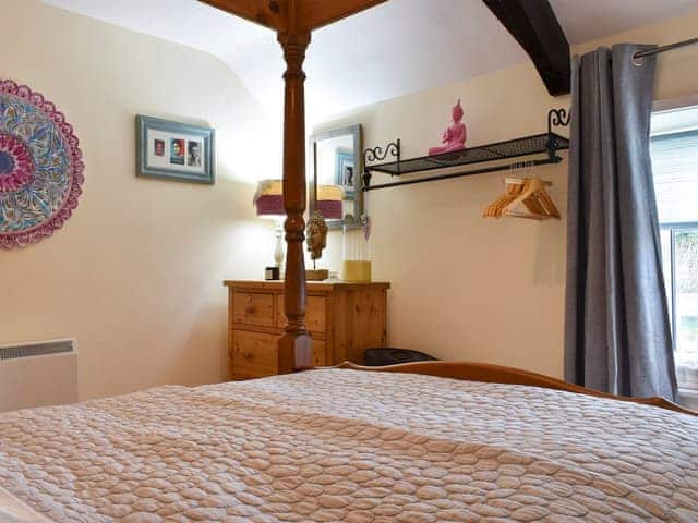 Four Poster bedroom | Meadow View Cottage - The Artists Cottages, Pickering