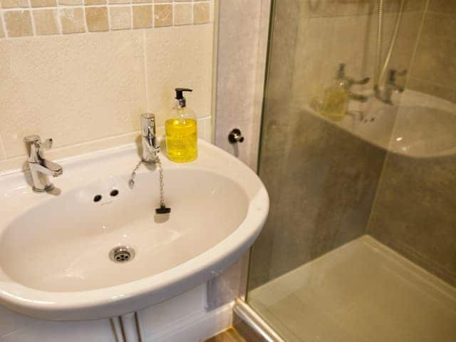 Shower room | Quince Cottage - Bridge House Cottages, Corbridge, near Hexham