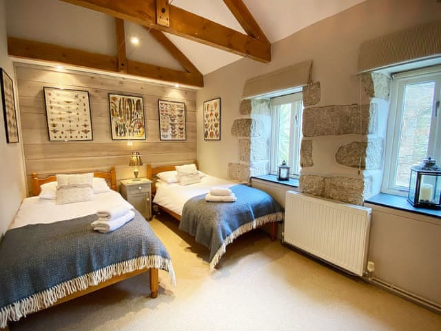 Twin bedroom | Swallows Barn - Gwedna Barns, Godolphin Cross, Helston