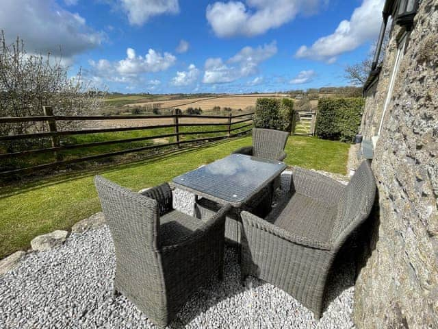 Sitting-out-area | Swallows Barn - Gwedna Barns, Godolphin Cross, Helston