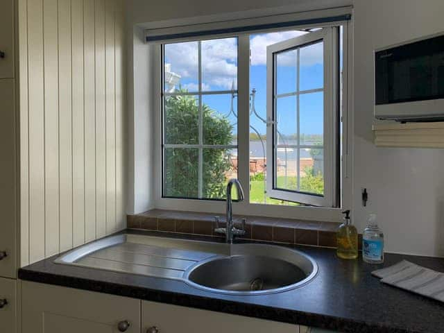 Kitchen | Quayside Cottage - The Quays, Waldringfield