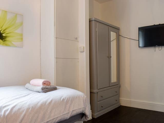 Twin bedroom | South Side Apartment, Bridlington