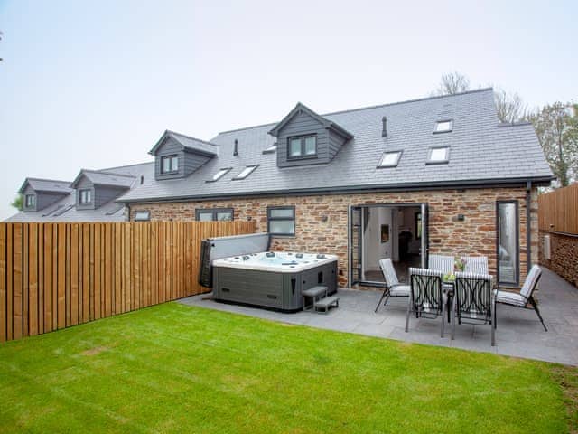 Hot tub | The Oyster - Mussel Inn Cottages, Down Thomas near Plymouth
