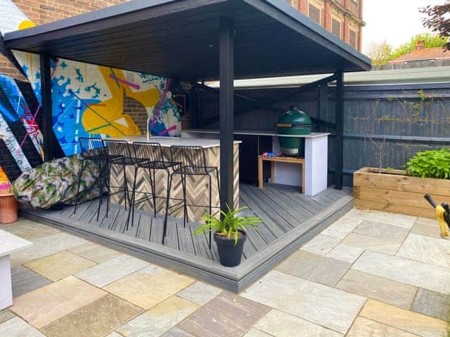 Outdoor eating area | Vallance House, Hove