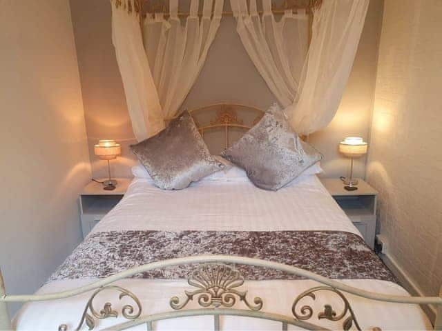 Bedroom | Coachman&rsquo;s - Rosecraddoc Manor, Near Liskeard