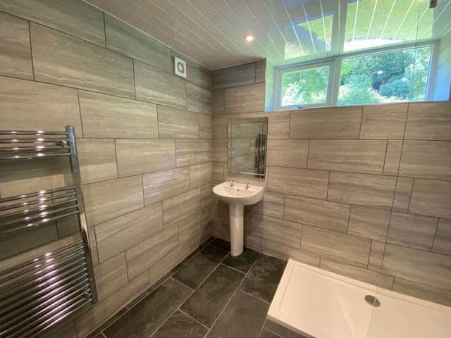 Bathroom | Coachman&rsquo;s - Rosecraddoc Manor, Near Liskeard