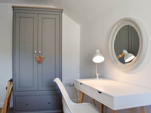 Twin bedroom | Brittain House, Richmond
