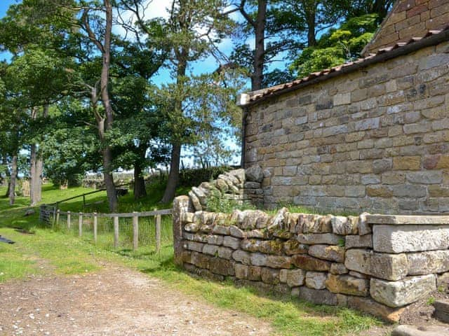 Garden and grounds | The Old Back Kitchen at Bonfield Ghyll Farm, Helmsley