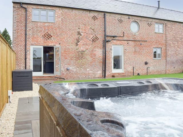 Hot tub | The Dairy - Yocking Gate Holiday Accomodation, Whitchurch