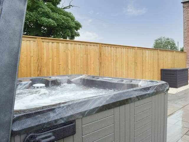 Hot tub | The Dairy - Yocking Gate Holiday Accomodation, Whitchurch