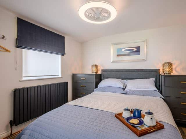 Kingsize bedroom | Norfolk Broads and Coast, Winterton on Sea