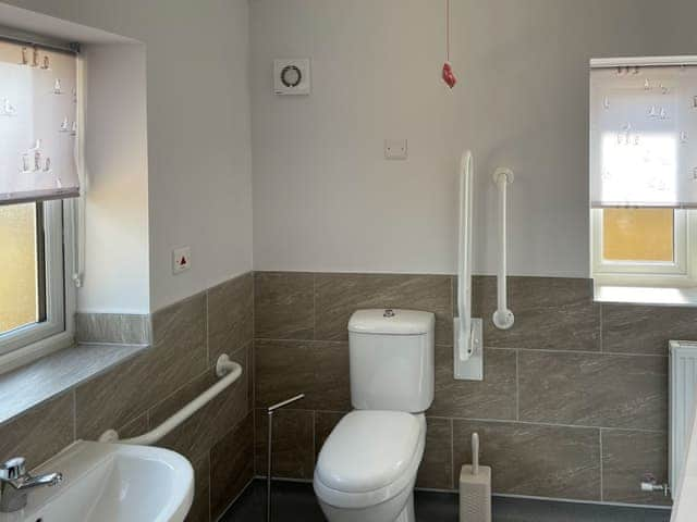 Shower room | The Old Kitchen - The Old School House Accommodation, Burwarton, near Bridgnorth 