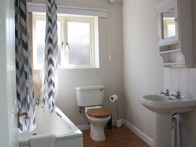 Bathroom | Church Bell View Cottage - The Bell Hotel Cottages, Burgh le Marsh, near Skegness