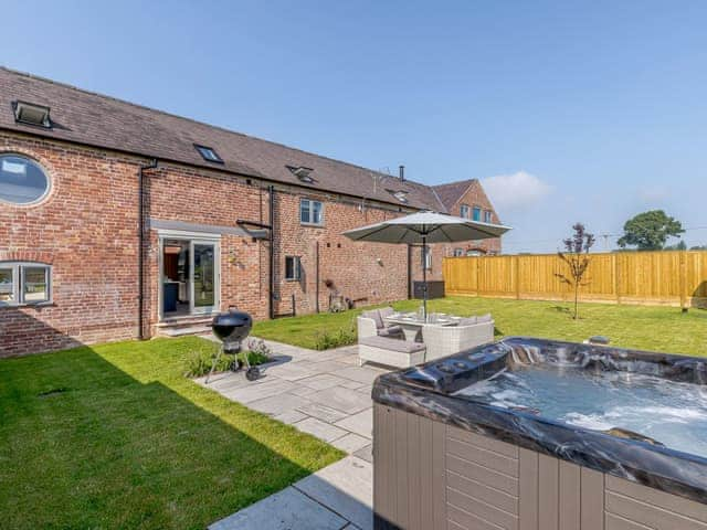 Hot tub | The Hayloft - Yocking Gate Holiday Accomodation, Whitchurch