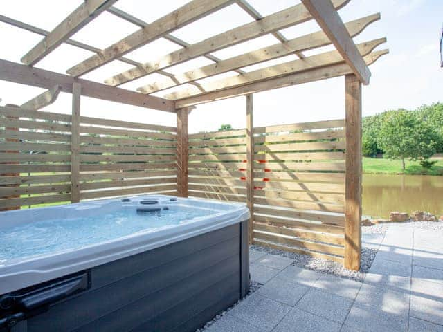 Hot tub | Kingfisher Lodge - Ponsford Ponds, Knowle, near Cullompton