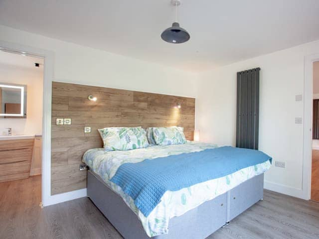 Double bedroom | Kingfisher Lodge - Ponsford Ponds, Knowle, near Cullompton