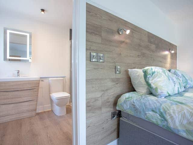 En-suite | Kingfisher Lodge - Ponsford Ponds, Knowle, near Cullompton