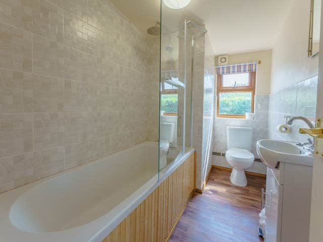 Bathroom | The Stables - Blackberry Barn, Tenterden