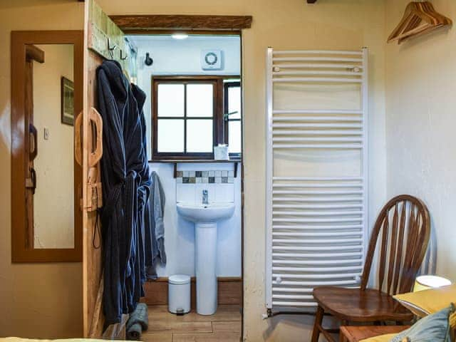 En-suite | Toms Cabin - Byre Cottages, Stelling Minnis, near Canterbury