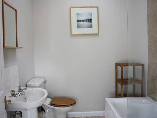 Bathroom | Doorbell Cottage - The Bell Hotel Cottages, Burgh le Marsh, near Skegness