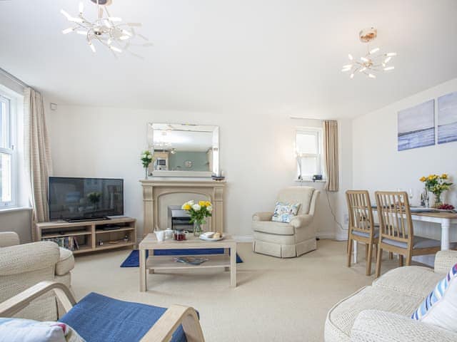 Living room/dining room | WavesGreat Cliff, Dawlish